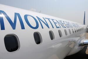 Avion Montenegro Airlinesa iz Pariza kasnio pet i po sati