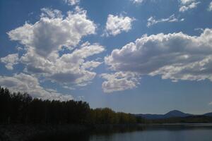 Danas oblačno, mjestimično sa kišom