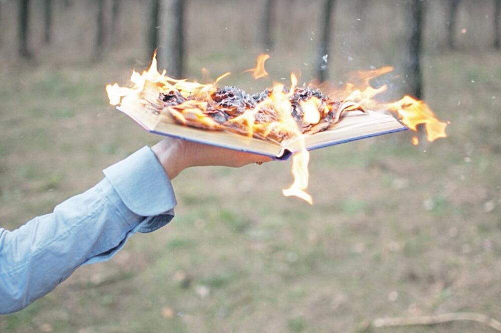 Zapaljena knjiga, Foto: Thinkstock