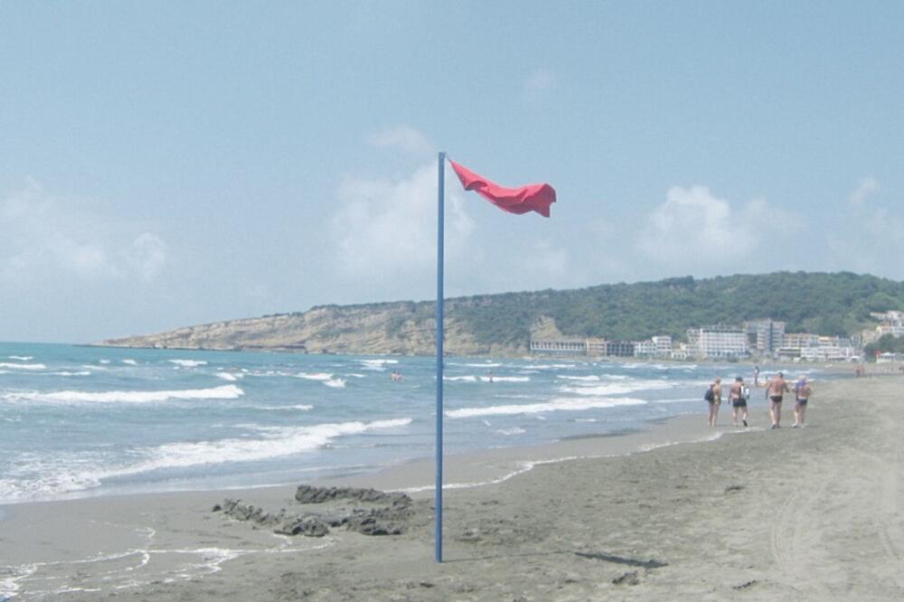 Crvena zastavica, plaža, Foto: Arhiva "Vijesti"