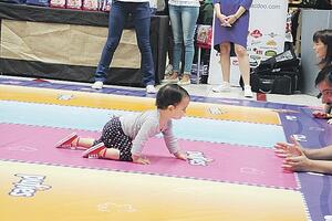 Takmičenje beba u puzanju: Nika ostavila dječake za sobom