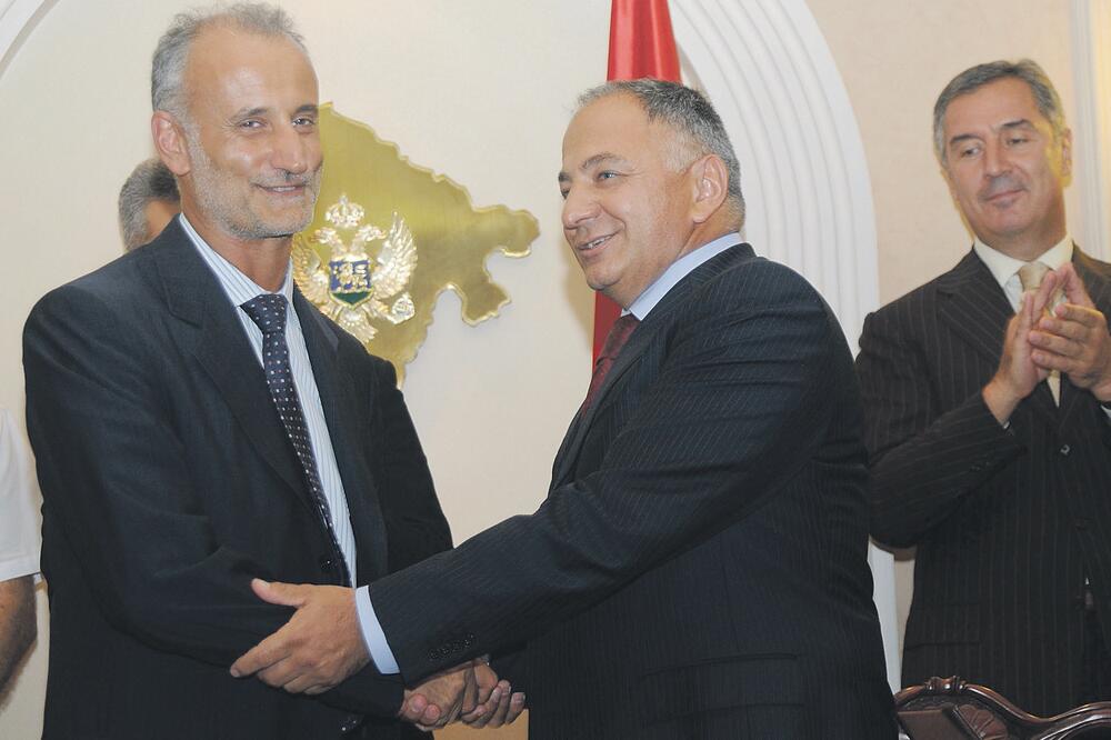 Ravaneli, Lazović i Đukanović prilikom potpisivanja ugovora 2009., Foto: Savo Prelević