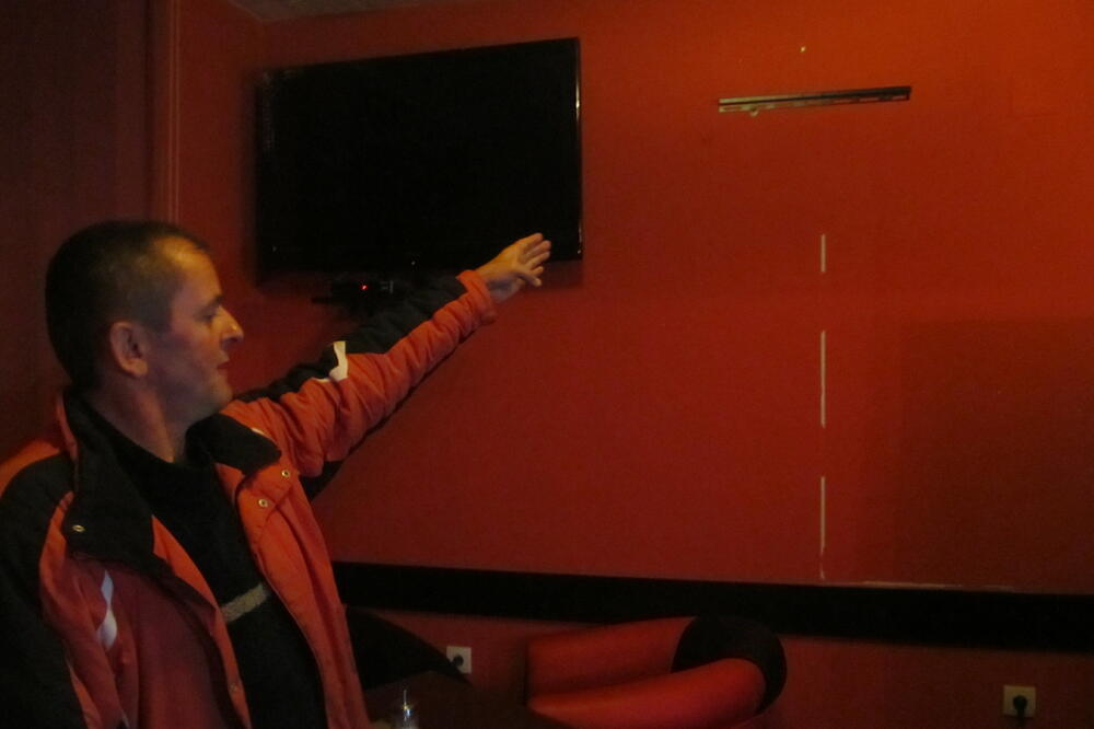 Čoković pokazuje mjesto odakle je skinut plazma TV, Foto: Jadranka Ćetković