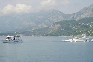 Jahta nasukana kod Budve dotegljena u Bar