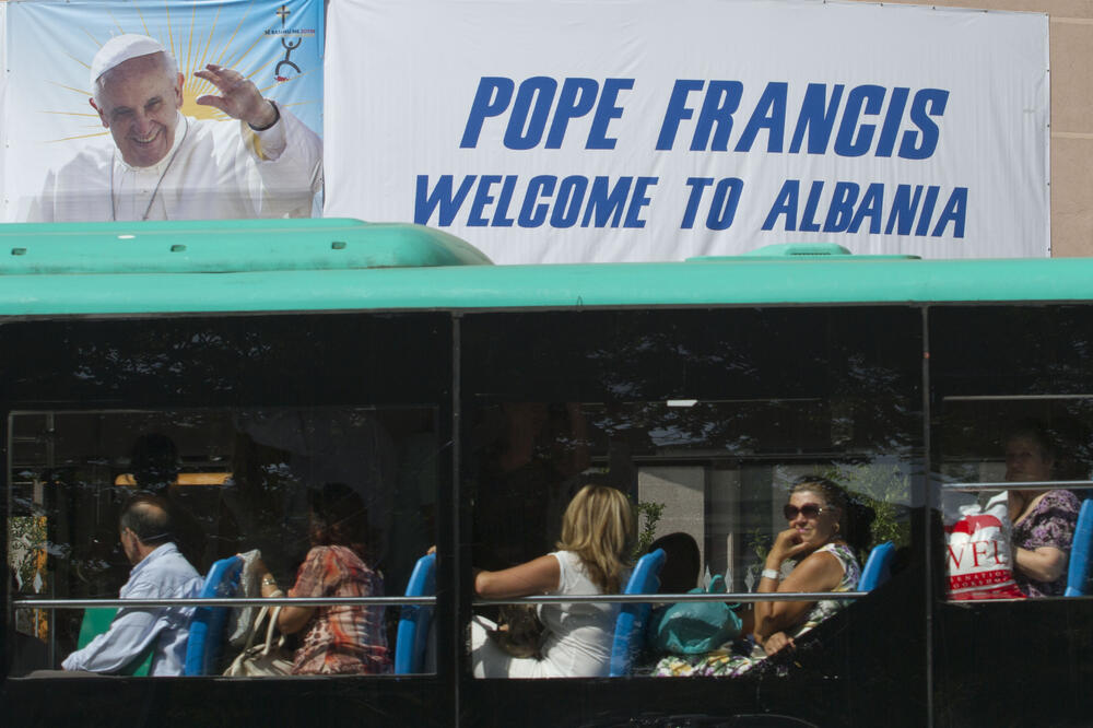 Dobrodošao u Albaniju - poruka na autobusu, Foto: Beta/AP