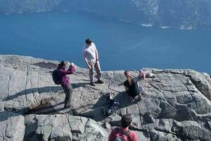 Norveški planinar snimio bebu koja puže ivicom litice
