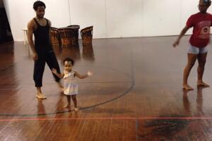 Dvogodišnja djevojčica inspirisala profesionalne plesače
