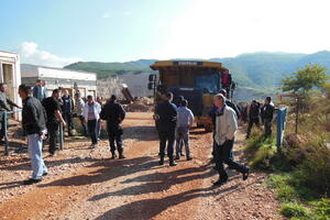 Radnici Boksita otišli kućama: Ništa novo ni nakon sastanka