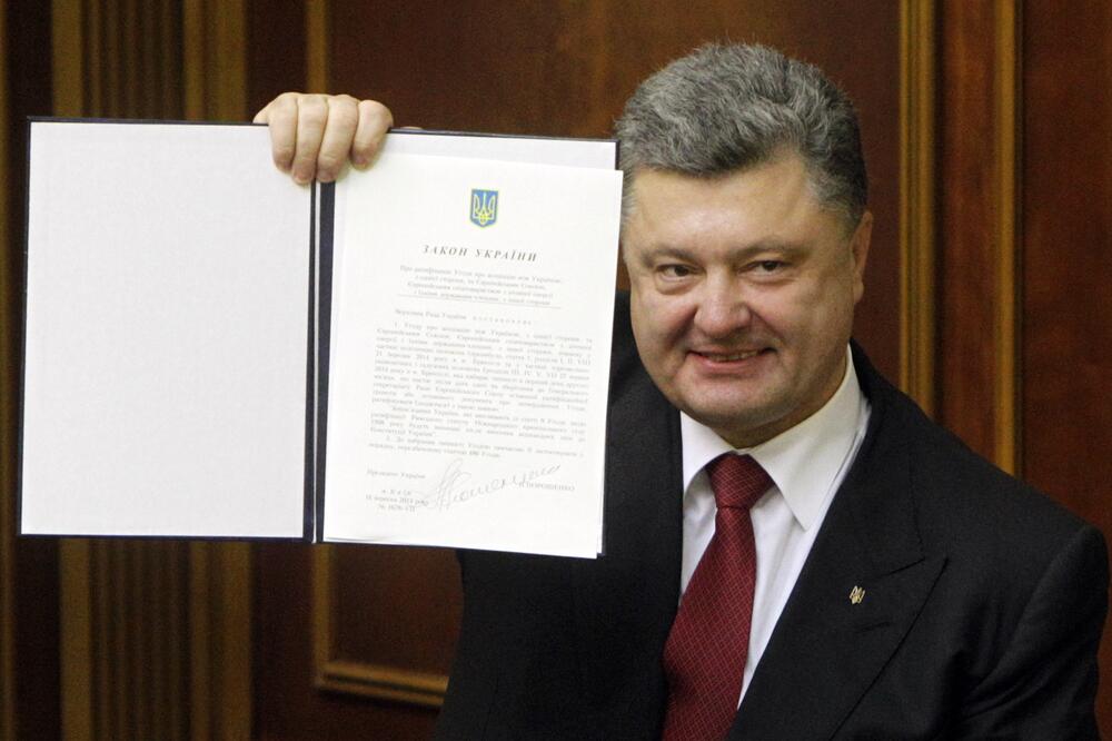 Porošenko sa potpisanim sporazumom o pridruživanju, Foto: Reuters