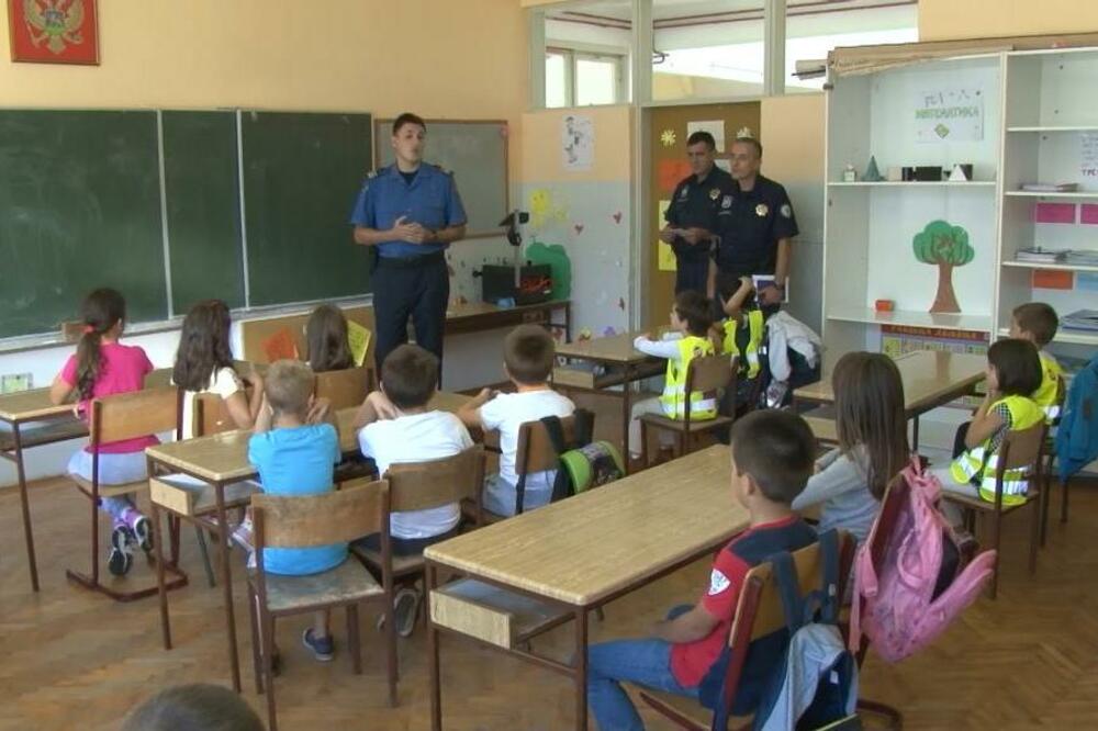 Herceg Novi, osnovna škola, policajci, Foto: Slavica Kosić
