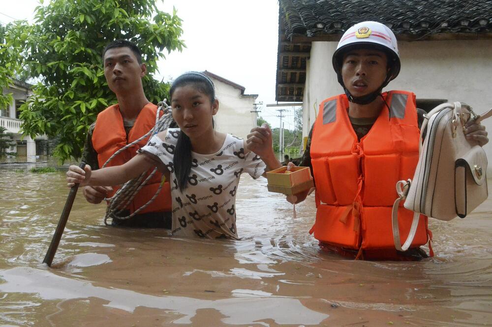 Evakuisane desetine hiljada građana, Foto: Reuters