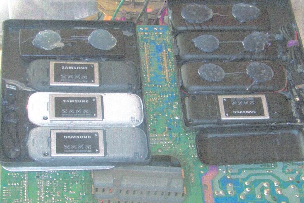 10 telefona otkriveno u televizoru, Foto: ZIKS