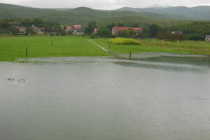 Raste vodostaj Zete, voda prijeti pojedinim kućama