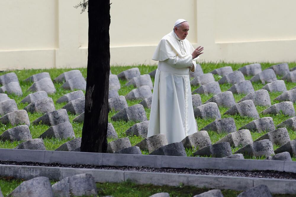 Papa na groblju Redipulja, Foto: Reuters