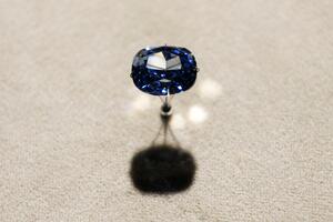 Izložen plavi dijamant od 12 karata