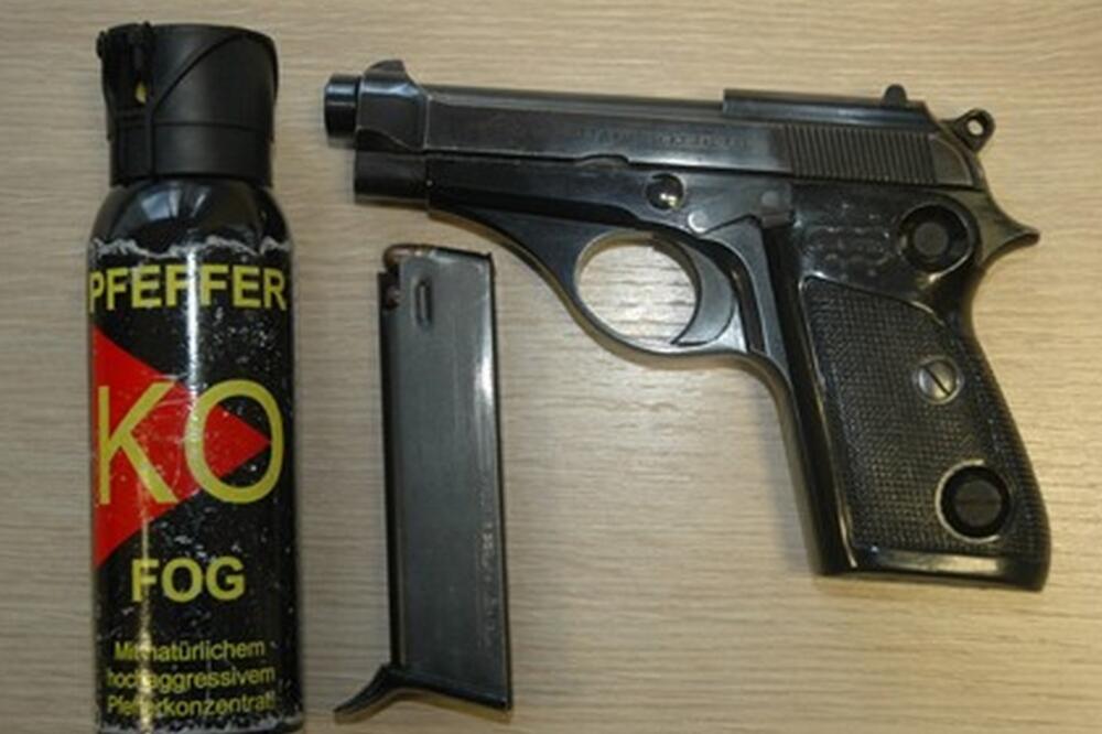 pištolj, suzavac, Foto: Uprava policije