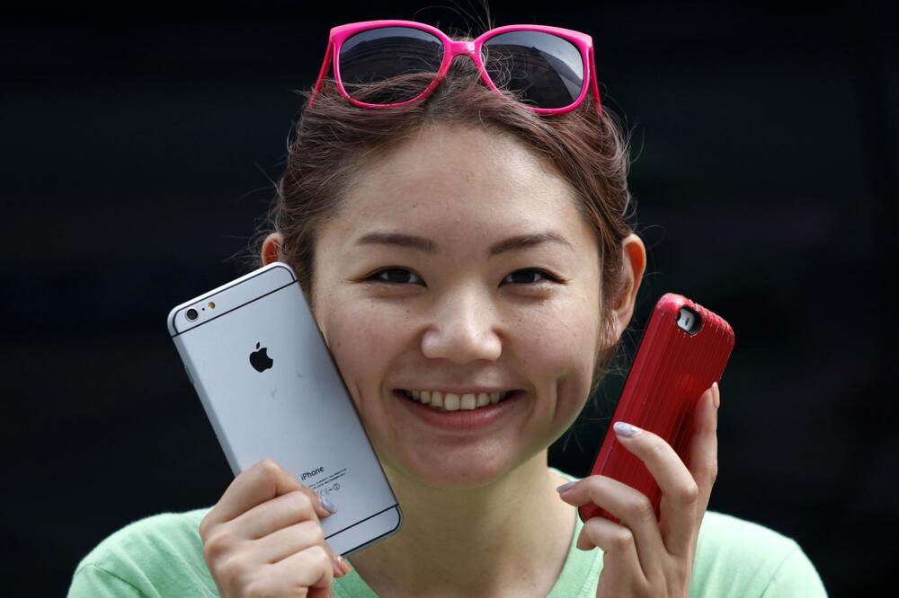 Djevojka sa 5s i iPhone 6, Foto: Reuters