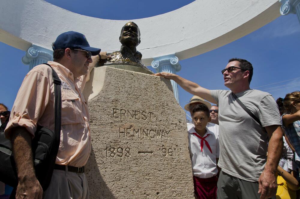 Džon i Patrik Hemingvej kraj statue slavnog pisca, Foto: Beta/AP