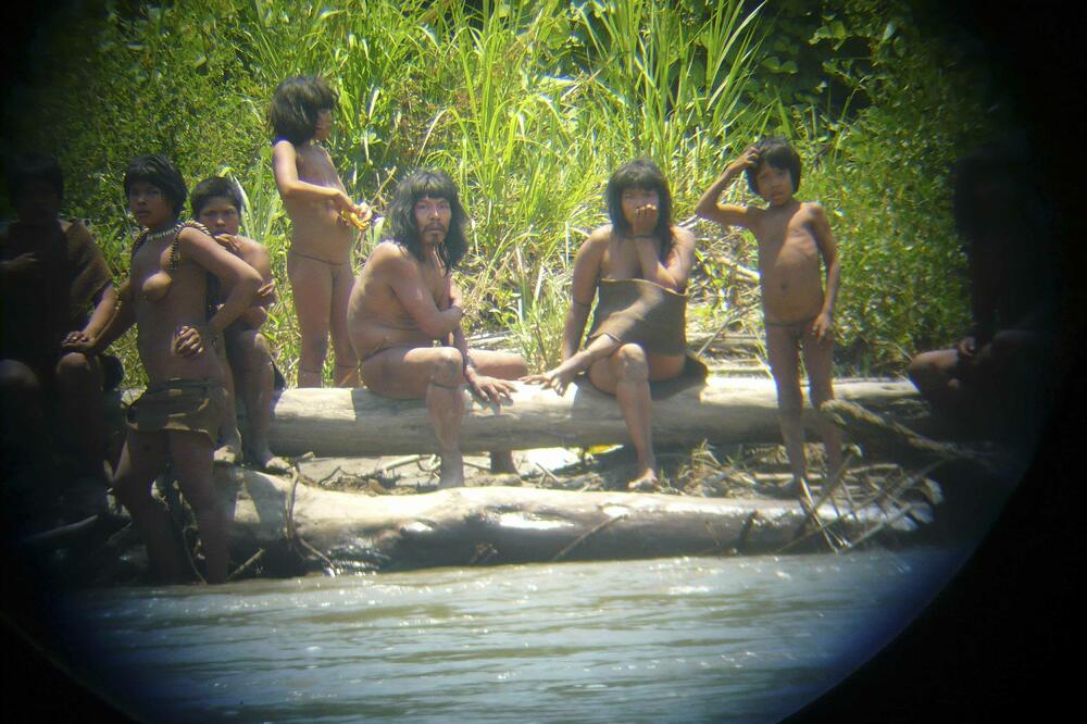 Pogled na turiste preko rijeke: Pripadnici Maško Pira, Foto: Reuters