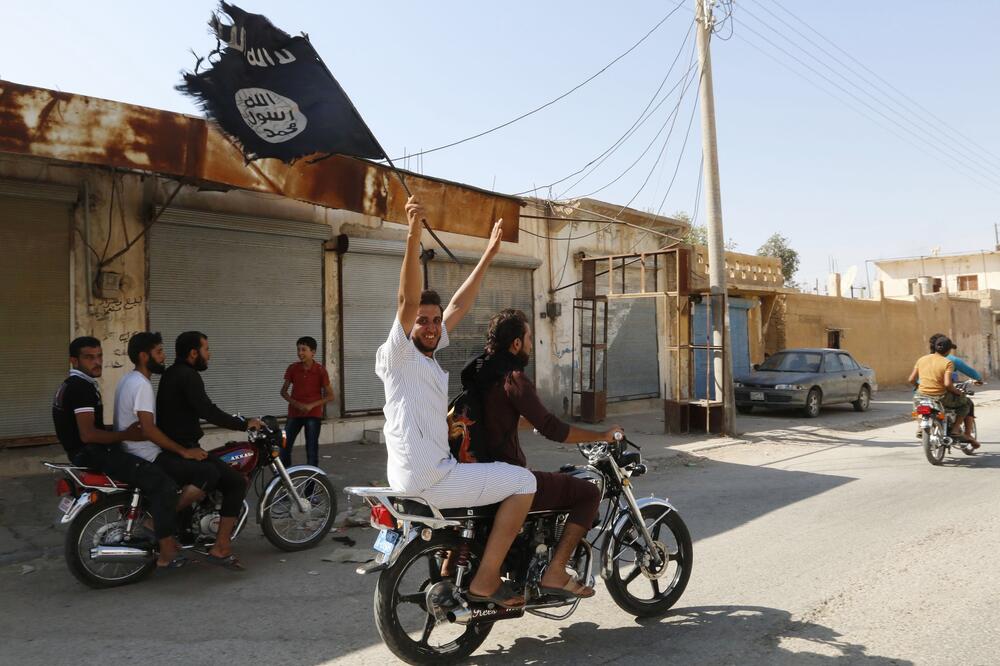 Slavlje sljedbenika ISIL-a nakon zauzimanja vojne baze u Raki, Foto: Reuters