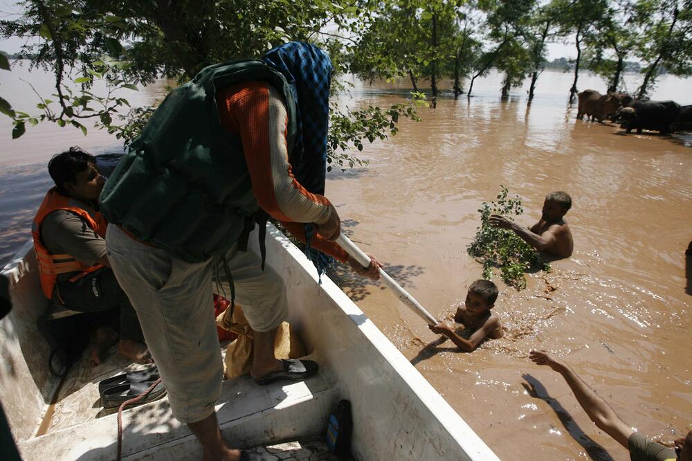 Spasilac pomaže mještanima, Foto: Reuters