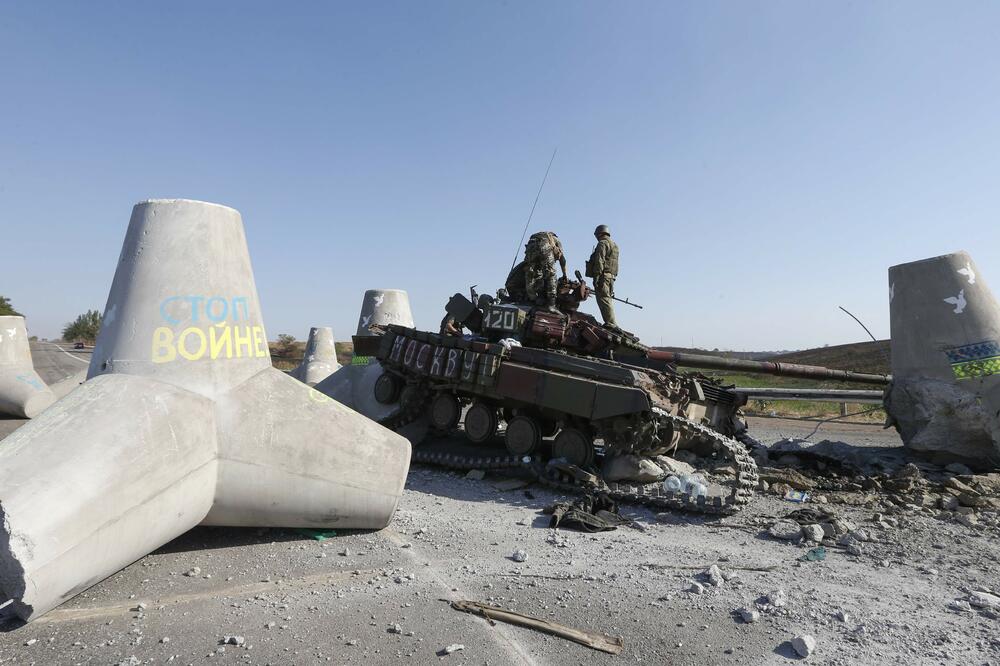 Ukrajinski vojnik provjerava oštećeni tenk u Mariupolju, Foto: Reuters