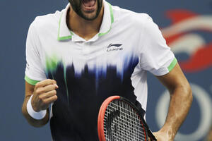 Federer nemoćan, Čilić lako do prvog finala