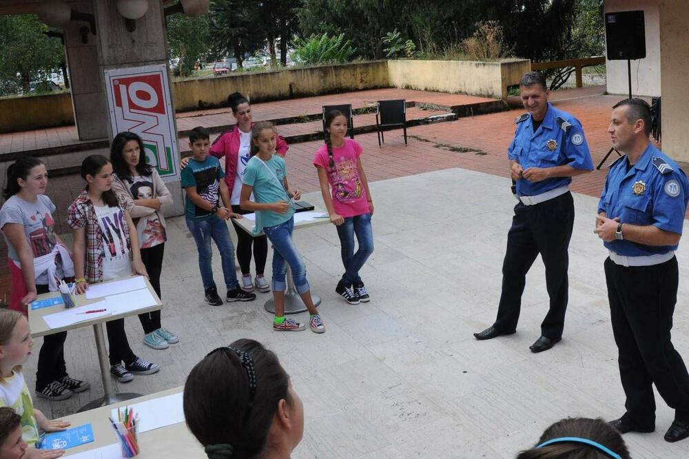 Pićurić i Ivanović potrudili se da osnovcima što više približe saobraćajna pravila, Foto: Svetlana Mandić