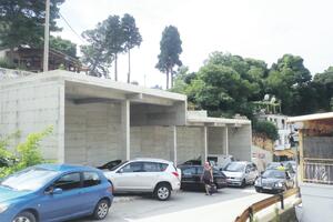 Zgrada na Pristanu buni Ulcinjane: Je li parking ili su butici?