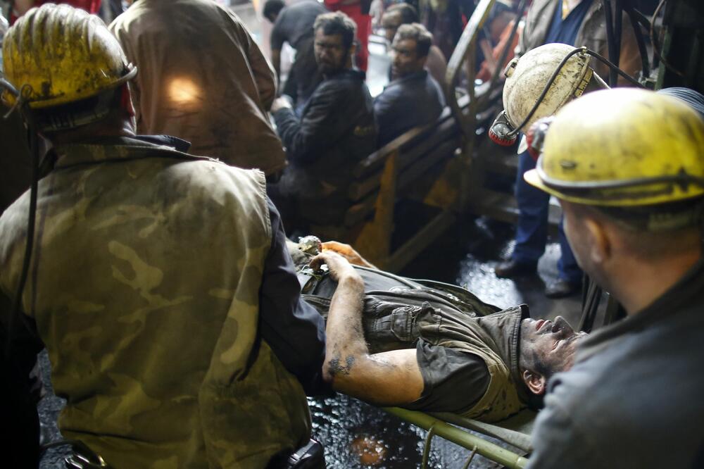 Povrijeđeni rudar, Foto: Reuters
