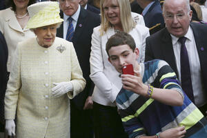 Kraljica Elizabeta zbunjena opsesijom mobilnim telefonima