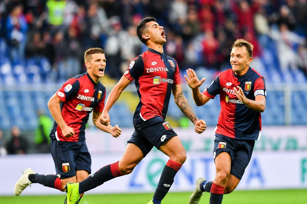 Genoa's Cristian Romero, center, celebrates with his teammates Darko Lazovic and Domenico Criscito, right, after scoring during the Serie A soccer match between Genoa and Udinese Calcio at the Luigi Ferraris Stadium in Genoa, Italy, Sunday, Oct. 28, 2018., Foto: Simone Arveda