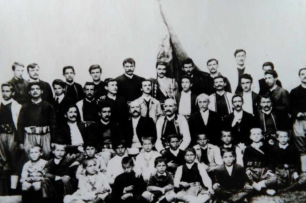 Savo Njunjić u bijelom sakou, srednji red, Foto: Privatna Arhiva