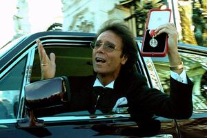 Policija ispitivala Klifa Ričarda zbog seksualnog prekršaja iz...