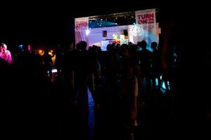 Sjutra peti Turn On u Tuzima, gosti DJ Grum, Raven i Nicaj