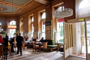 Konobar u Austriji zaradi i do 5 hiljada eura mjesečno