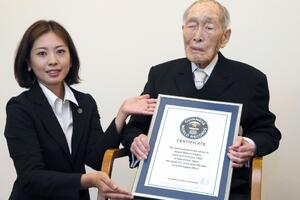 Penzionisani učitelj iz Japana najstariji muškarac na svijetu