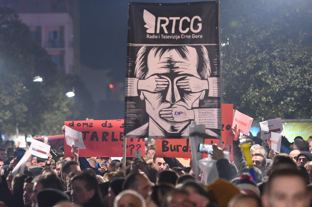 Sa sinoćnjeg protesta, Foto: Savo Prelević