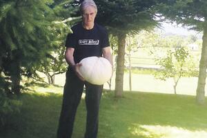 Podgorički slikar ubrao džinovsku puharu od četiri kilograma