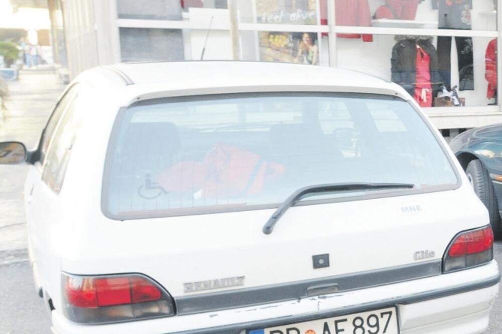 Automobil, Foto: Boris Pejović