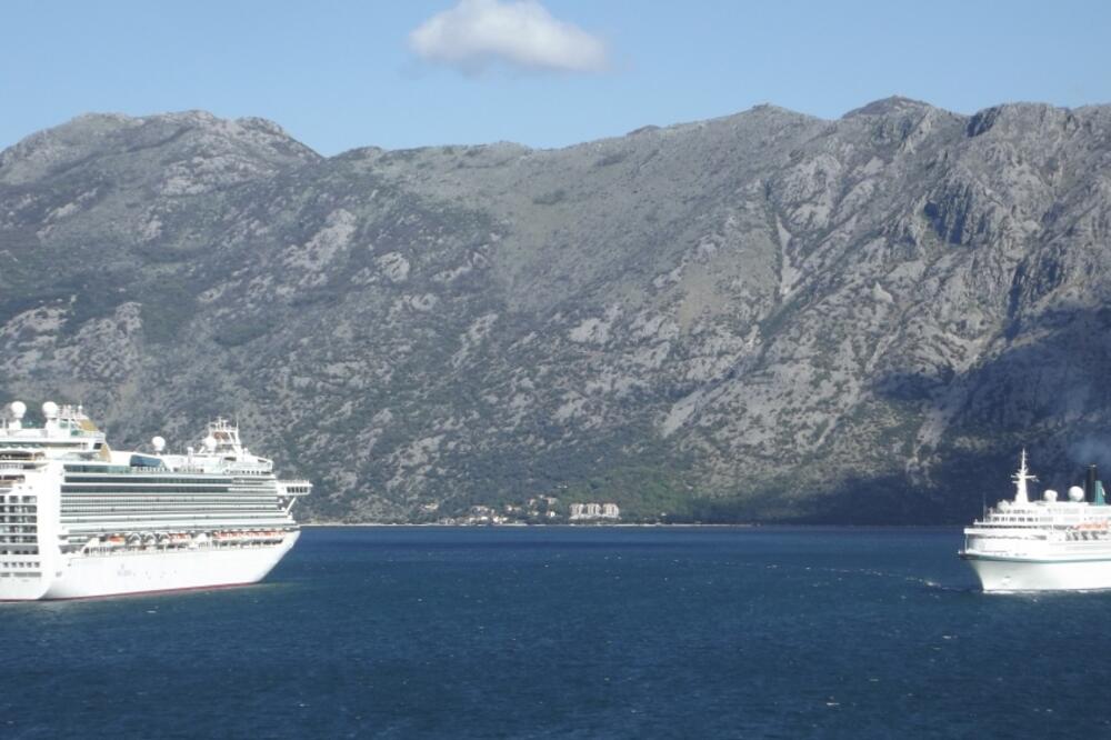 kruzer Ventura i kruzer Albatros Kotor, Foto: Ivana Komnenić