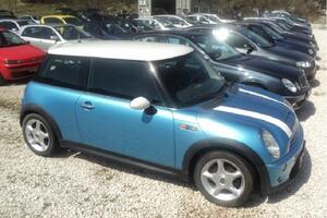 Cetinje: Bačena bomba na auto plac, oštećeno sedam automobila