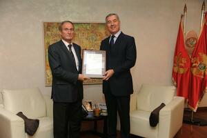 Bingulac uručio zahvalnicu Đukanoviću