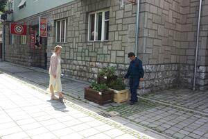 Društvo prijatelja Kolašina postavilo 30 žardinjera sa cvijećem
