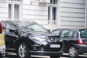 Bahatost se nastavlja: Automobil Miljana Mugoše na parkingu Opštine