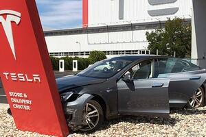 Kupio nov Tesla S auto, pa ga slupao na izlazu iz salona