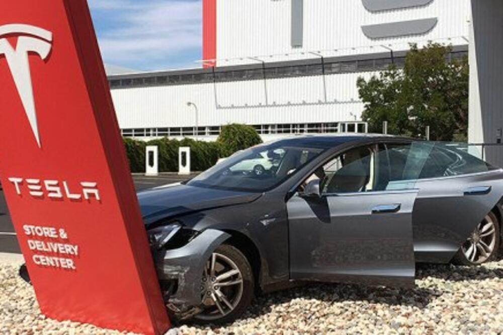 Tesla S, Foto: S1lentway/reddit