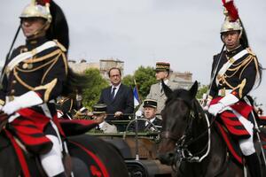 Oland opet izviždan na vojnoj paradi