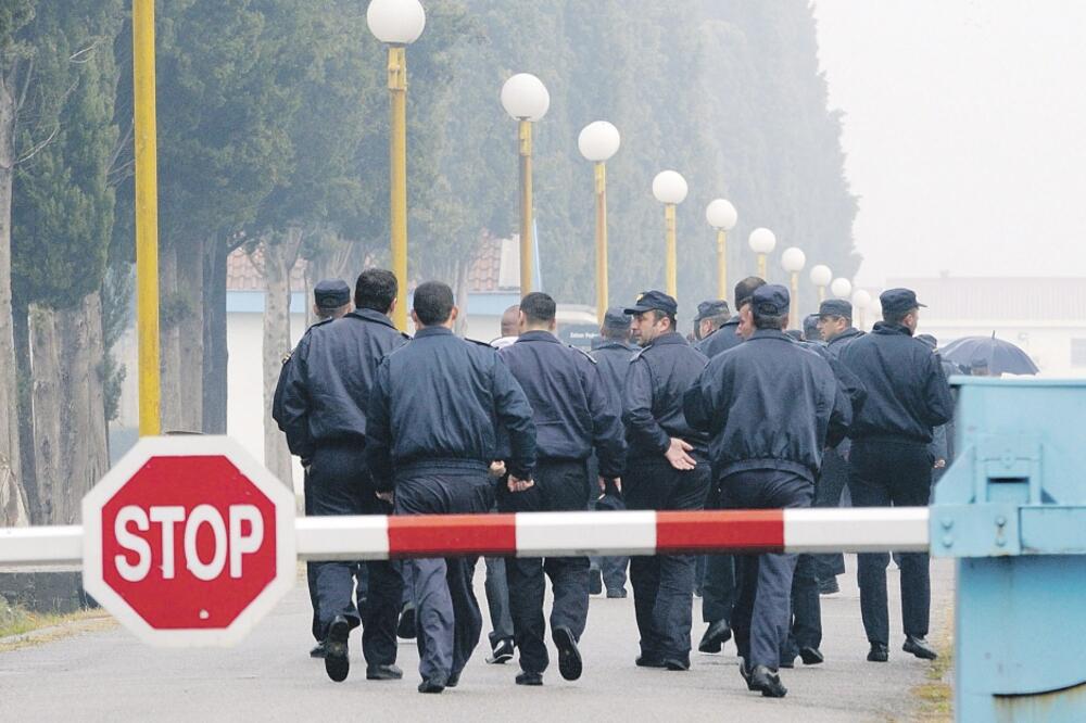 ZIKS, ZIKS službenici, Foto: Savo Prelević