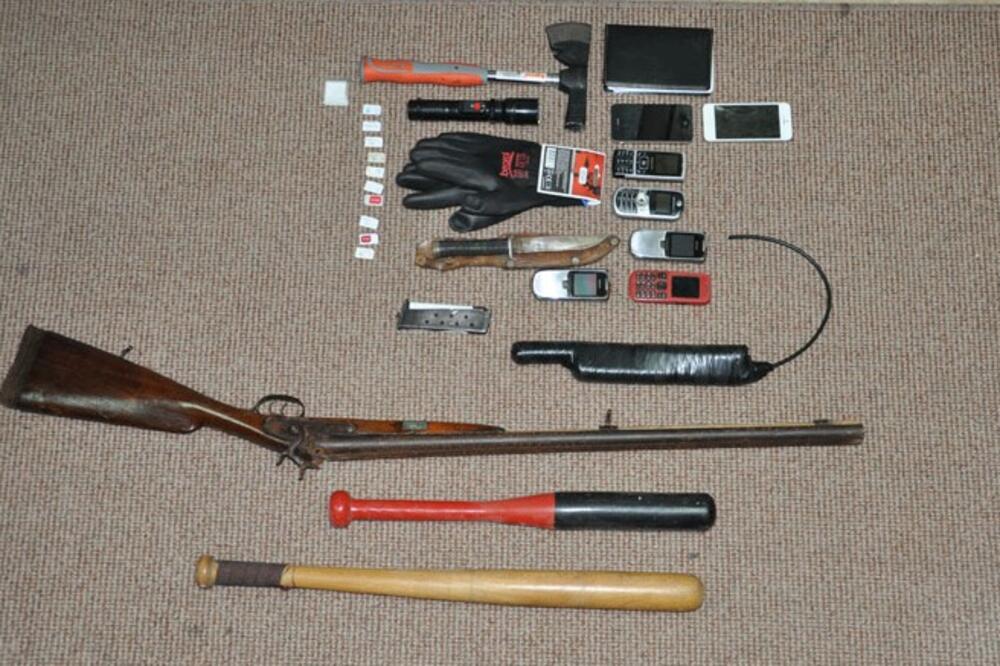 Kotor, oduzeto oružje, Foto: Uprava policije